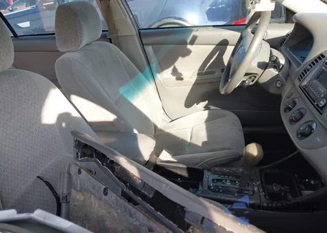 2002 Toyota Camry Le V6 z USA, uszkodzony, nr VIN 4T1BF30K32U020745